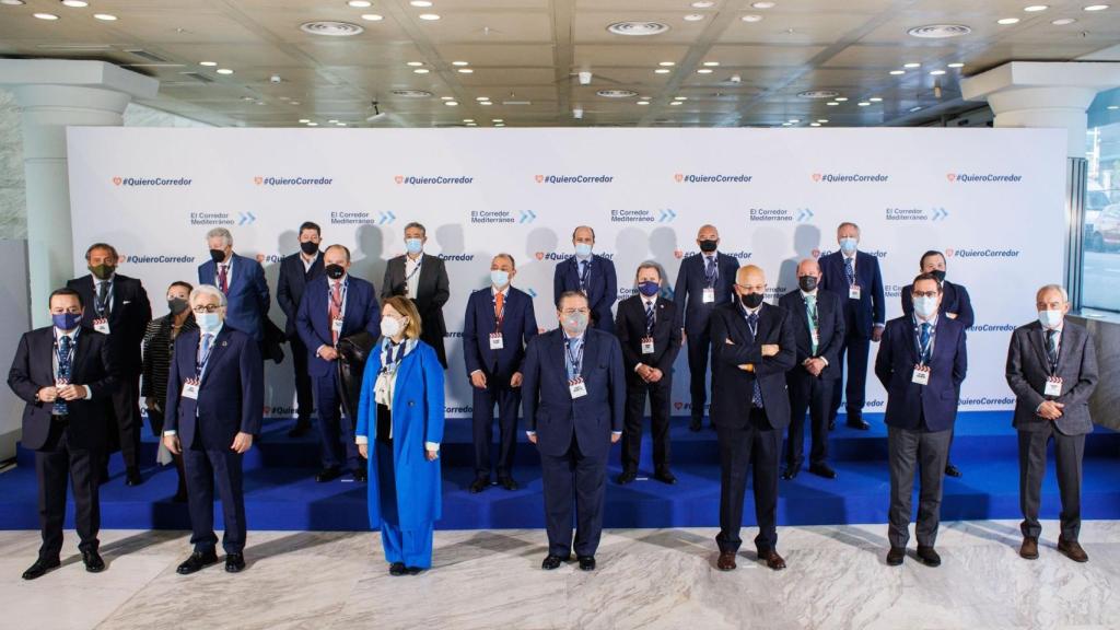 Foto de familia del evento en defensa del Corredor Mediterráneo en Madrid. EE