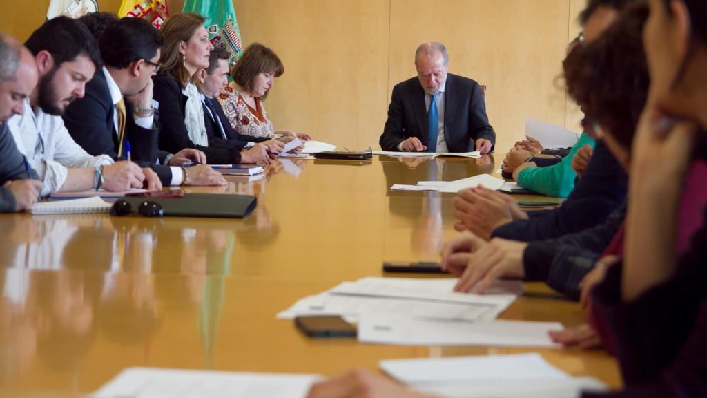El presidente de la Diputación de Sevilla, Fernando Rodríguez Villalobos, presidiendo una reunión del Consorcio Provincial de Aguas.