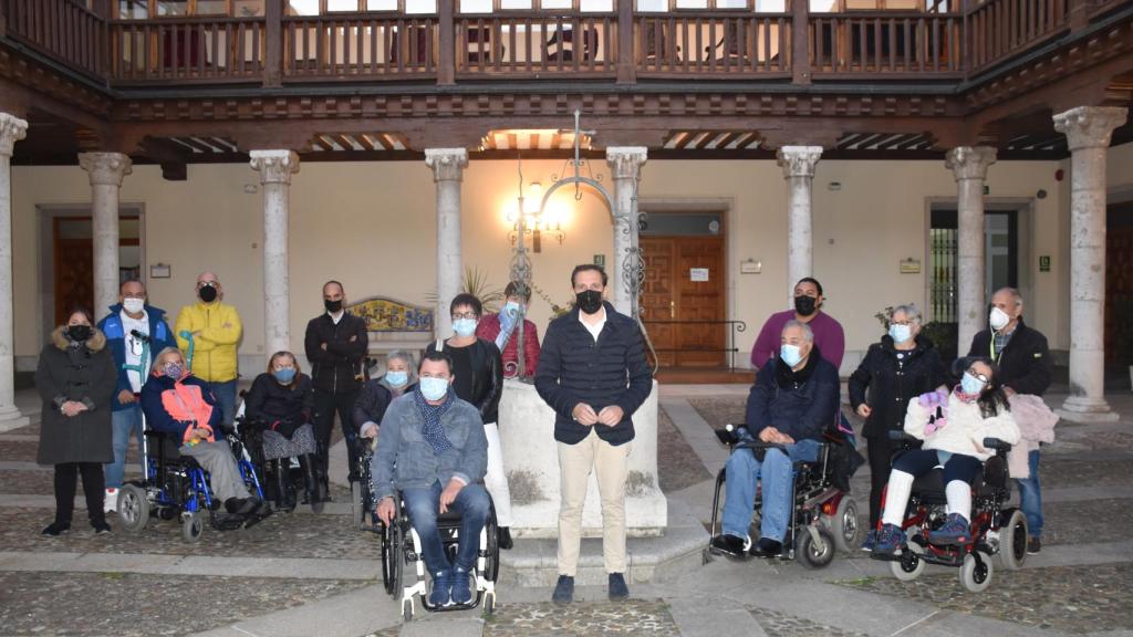 Conrado Íscar recibe en la Diputación a los primeros viajeros con asistencia en destino