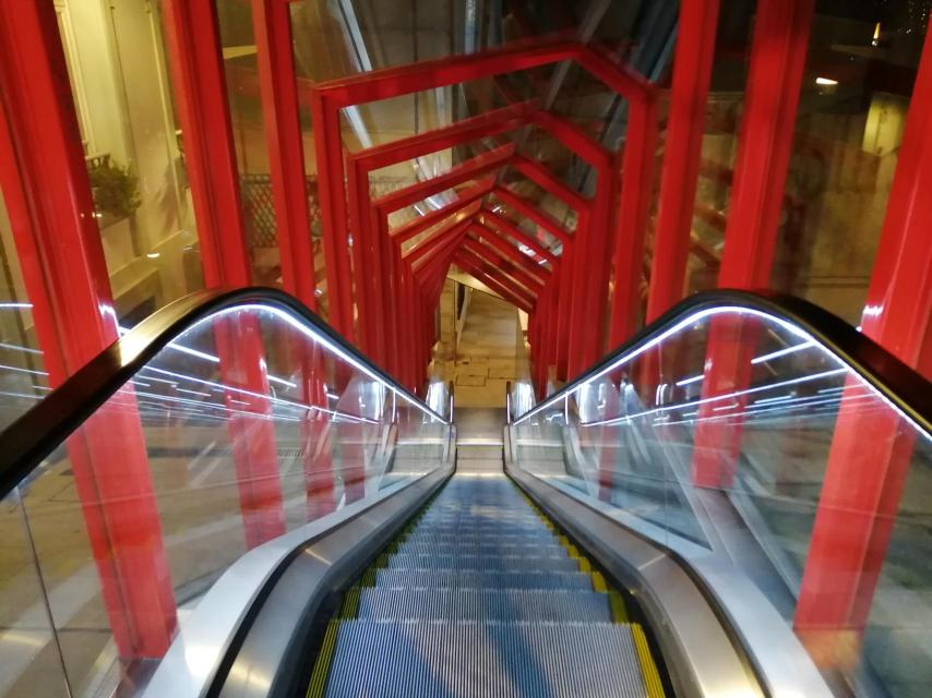 Un tramo de las coloristas escaleras mecánicas que unen las zonas alta y baja del centro.