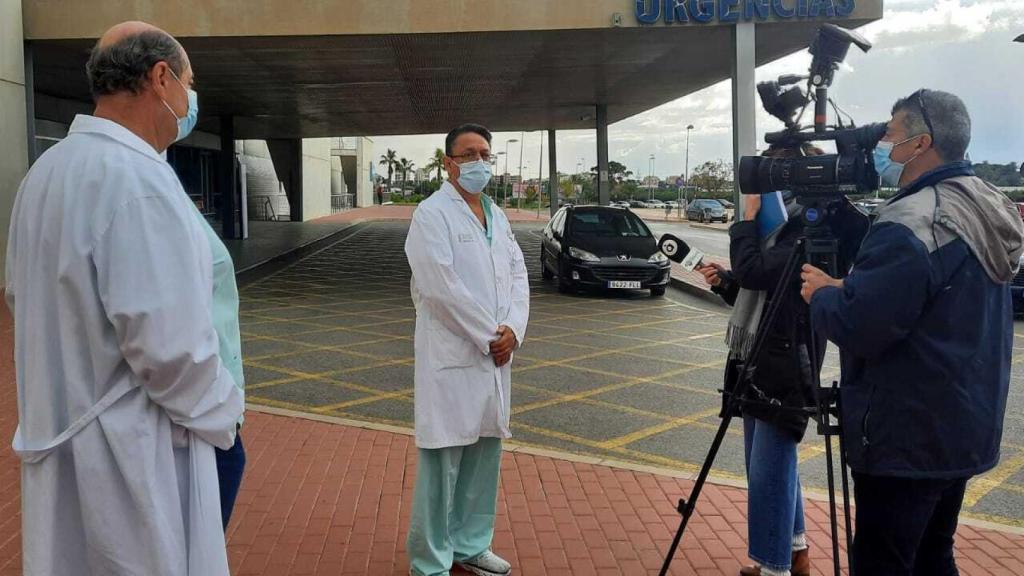 Un médico de Torrevieja atiende a los medios frente al hospital.