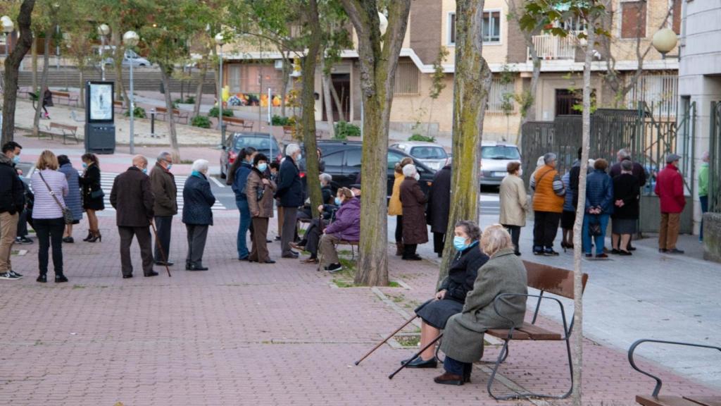 Personas mayores de 80 años hacen cola frente al centro de salud de Pizarrales para ser vacunados