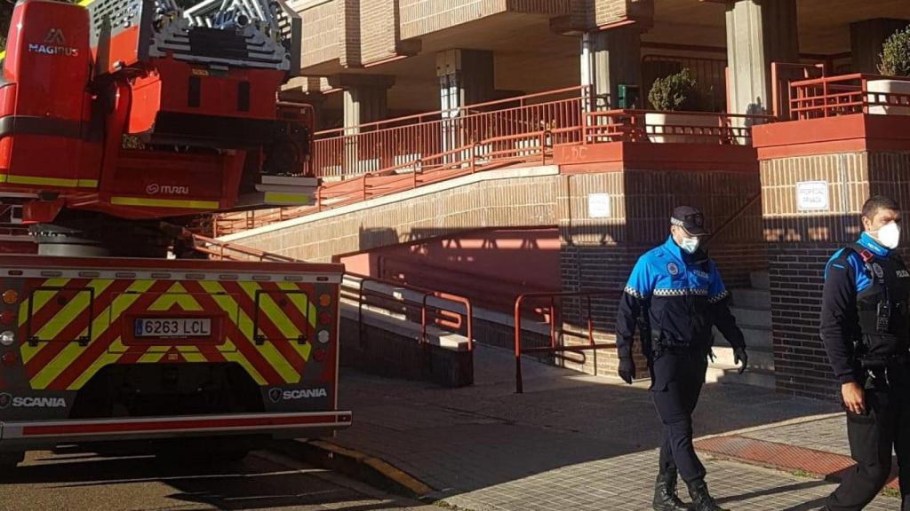 La Policía y los Bomberos en la zona