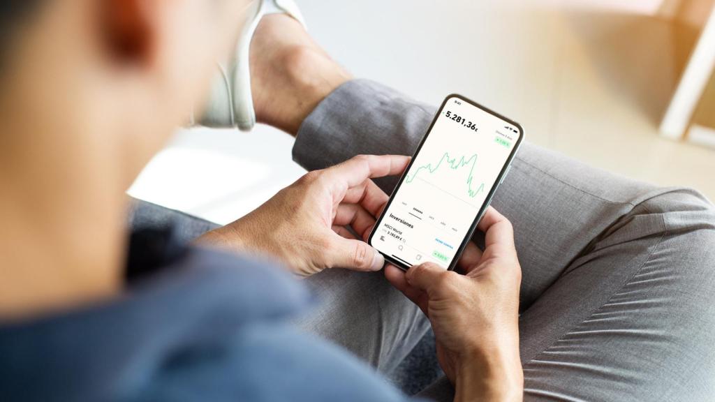 Un usuario utiliza la aplicación de Trade Republic para invertir en bolsa.