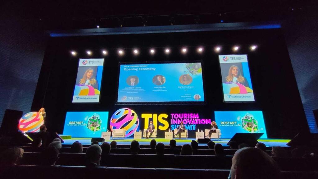 Silvia Avilés, director de TIS 2021, durante la inauguración del congreso junto al alcalde de Sevilla, Juan Espadas, y el vicepresidente de la Junta de Andalucía, Juan Marín. Foto: A.I.F.