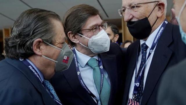 Vicente Boluda, Juan Ignacio Goirigolzarri y Juan Roig, durante el acto. EE