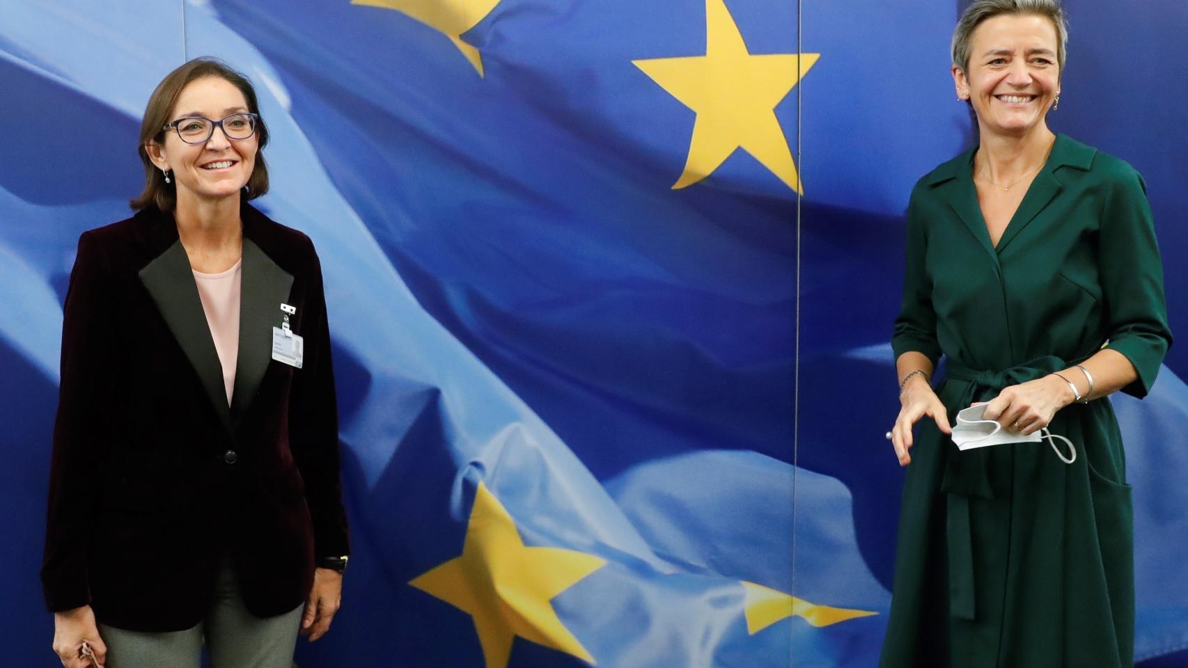 La ministra de Industria española, María Reyes Maroto y la comisaria europea de Competencia, Margrethe Vestager, el día que celebraron su última reunión sobre el PERTE del coche eléctrico.
