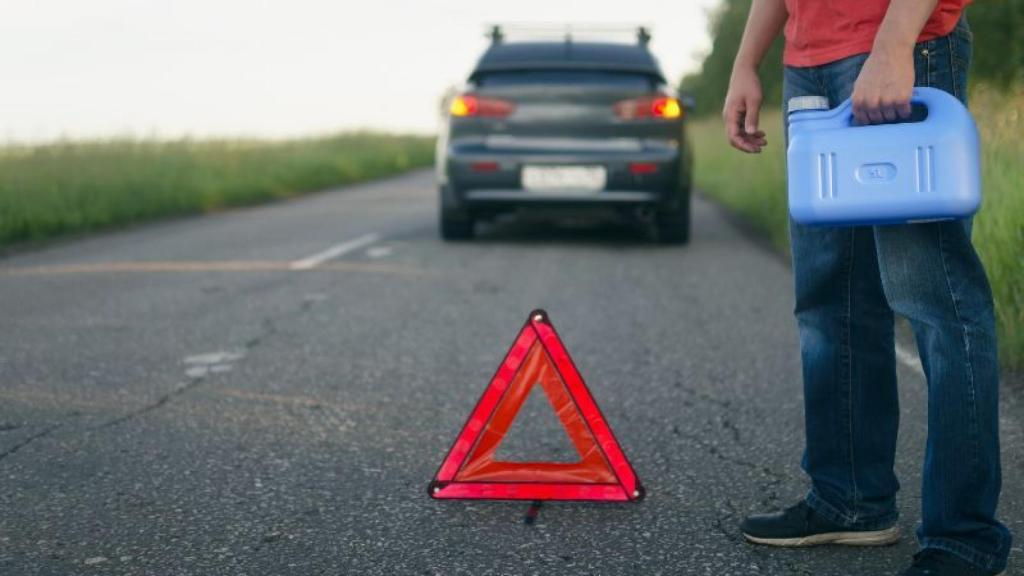 Quedarse sin combustible en la carretera