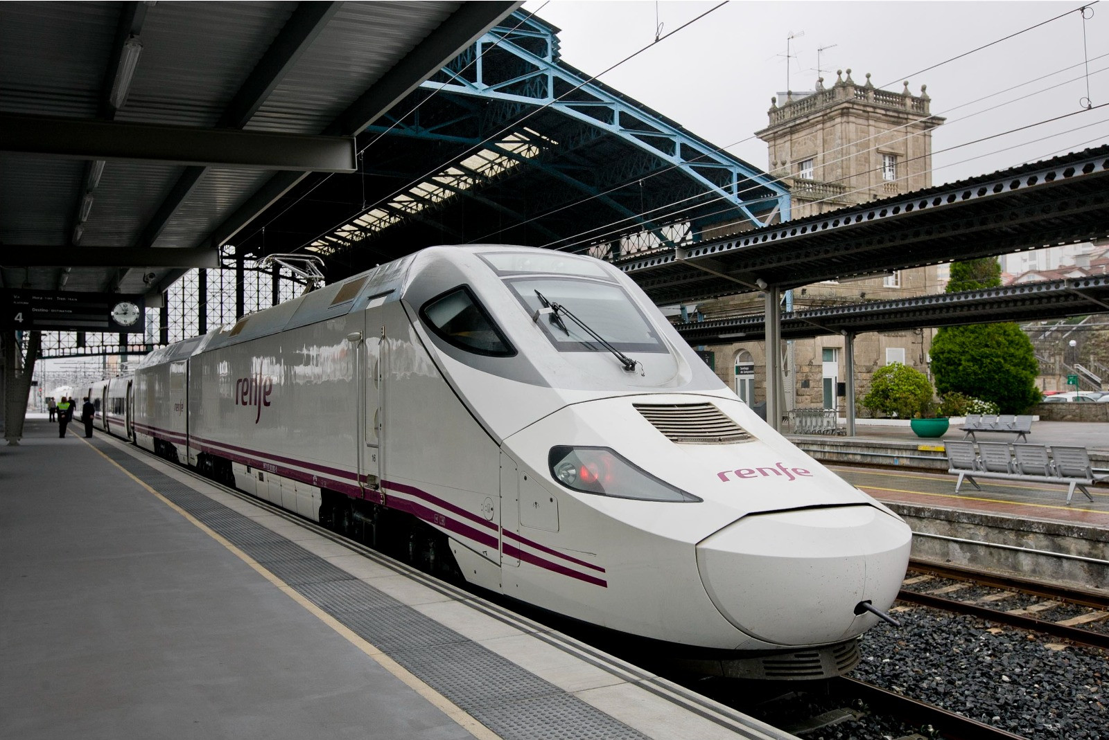 Tren AVE / Alvia de Renfe en la estación de Santiago de Compostela.