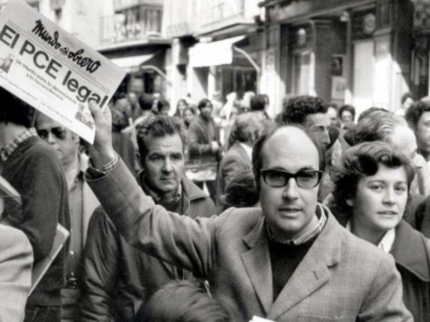 Un militante reparte ejemplares de 'Mundo Obrero' el día de la legalización del PCE.