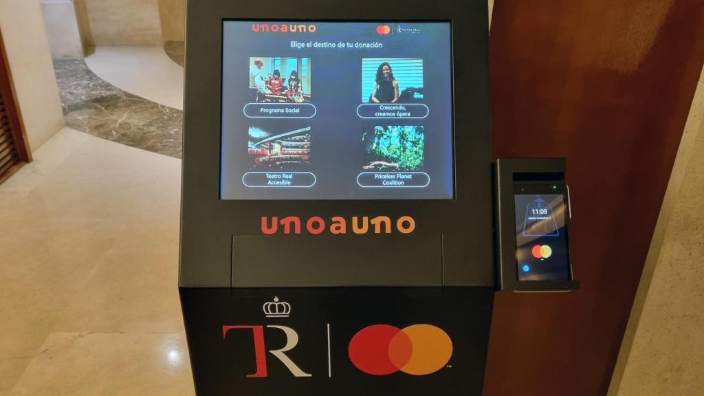 Uno de los tótems de Mastercard instalados en el Teatro Real. FOTO: Julio Miravalls.