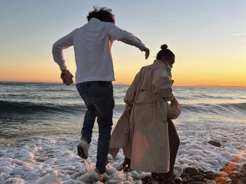 Paula Ordovás y Eduardo Nieto. Ella lleva bolso de Bottega Veneta.