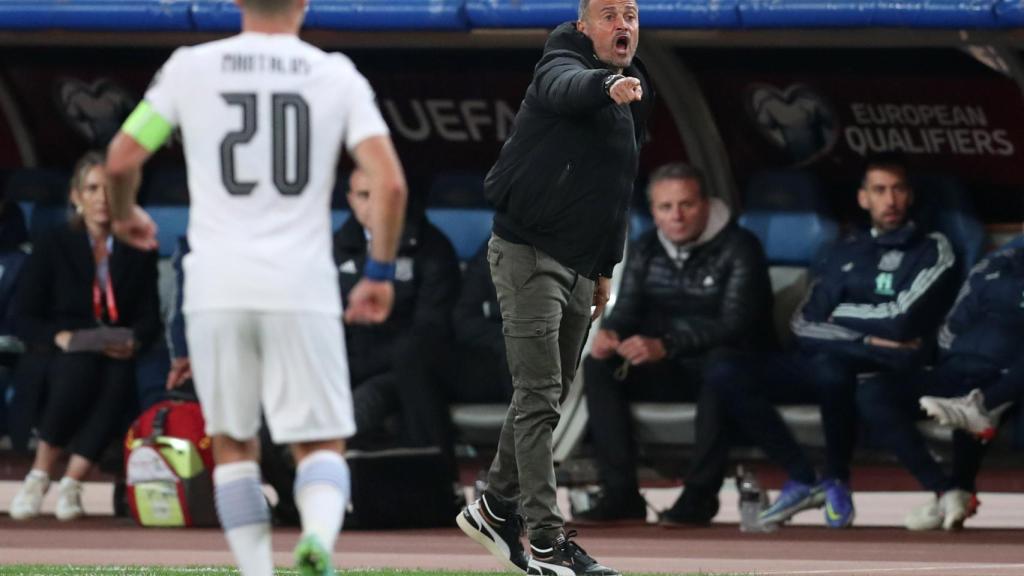 Luis Enrique da órdenes a sus jugadores durante el Grecia - España