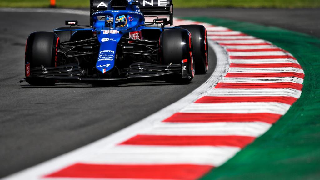 Fernando Alonso traza una curva en el Gran Premio de México de Fórmula 1
