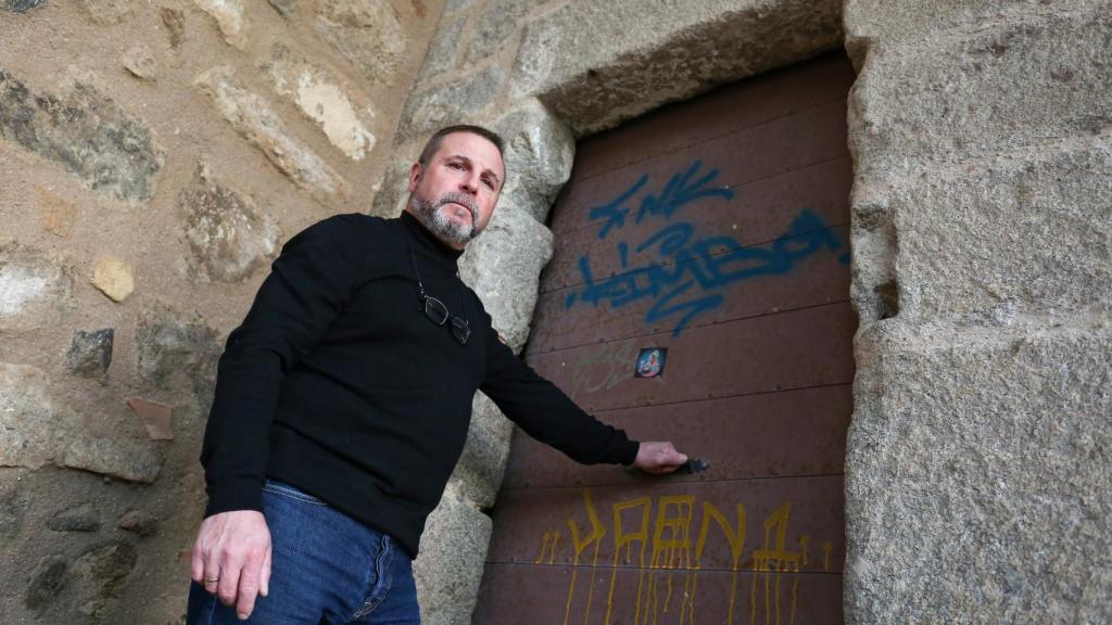 Alex Hebrail en la puerta de acceso al torreón donde descubrió el cadáver de Gema Rodríguez.