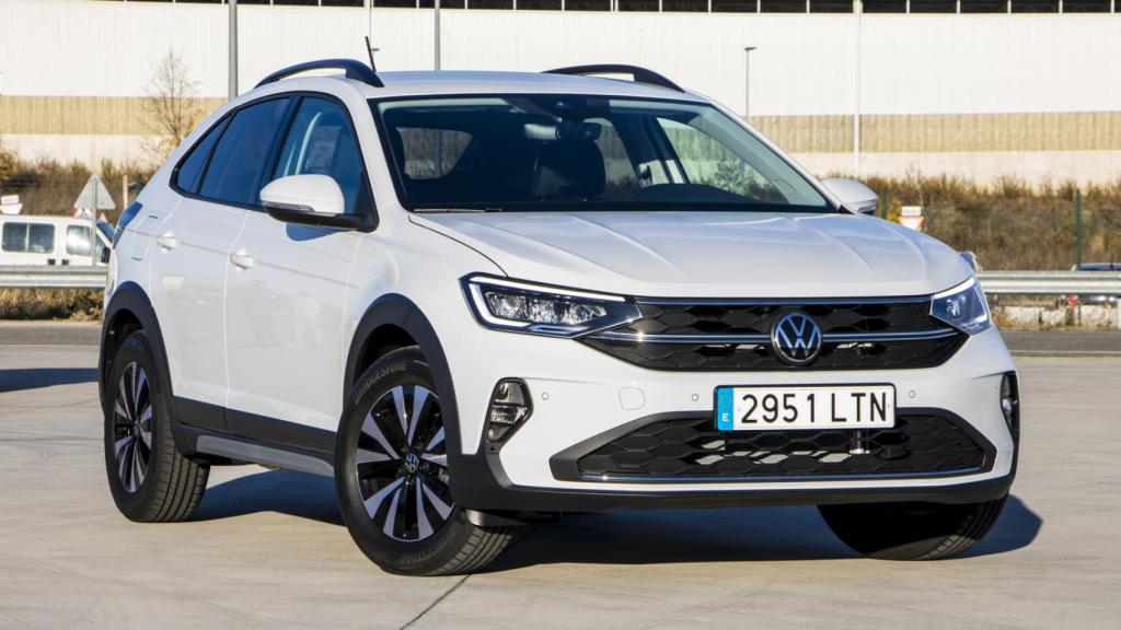 El nuevo Volkswagen Taigo delante de la planta de Navarra donde se fabrica.