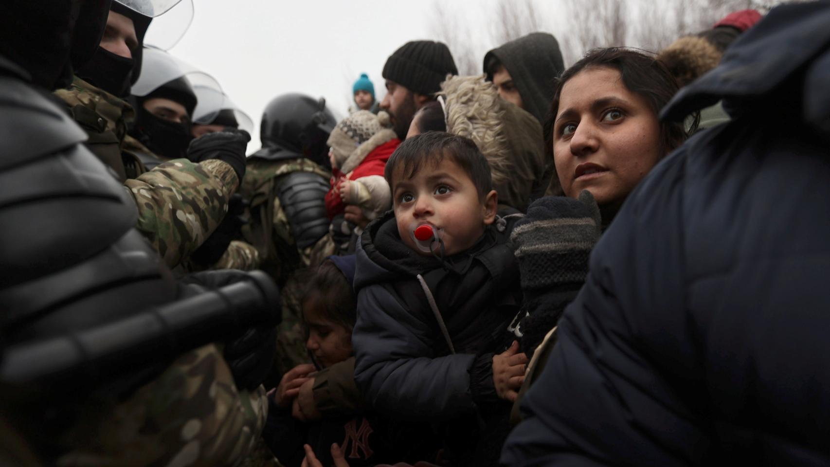 Un grupo de migrantes en la frontera entre Bielorrusia y Polonia