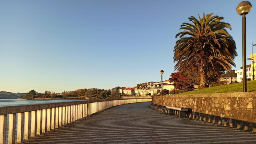 El paseo junto a la ría de O Burgo, en Cambre (A Coruña).