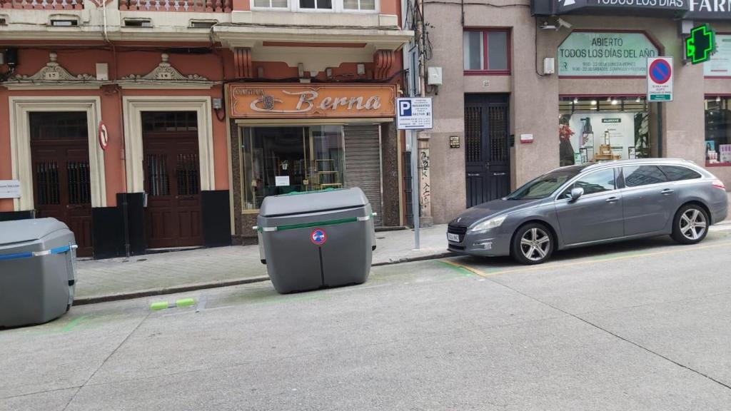 Coches y contenedores.