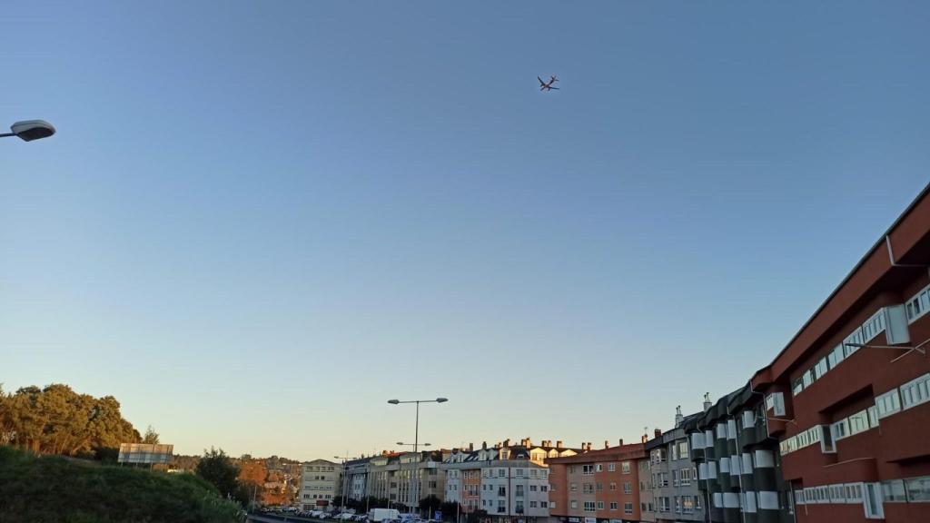 Un avión sobrevuela Cambre (A Coruña) tras despegar desde Alvedro.