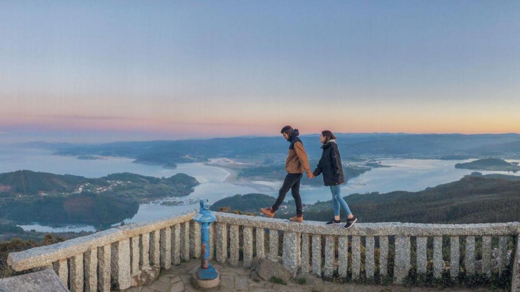 Mauro y Clara sobre el Mirador da Miranda