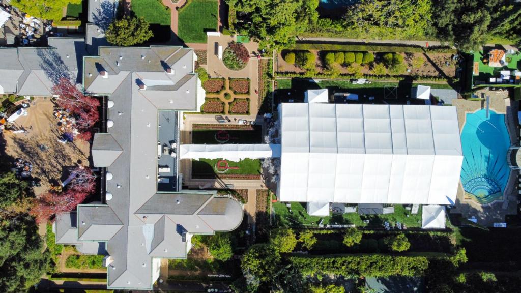 La boda ha tenido lugar en la mansión de Bel-Air que perteneció al abuelo de la novia, Barron Hilton.