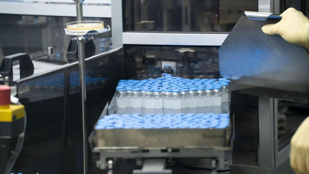 Llenado y acabo de vacunas en las instalaciones de Valneva.