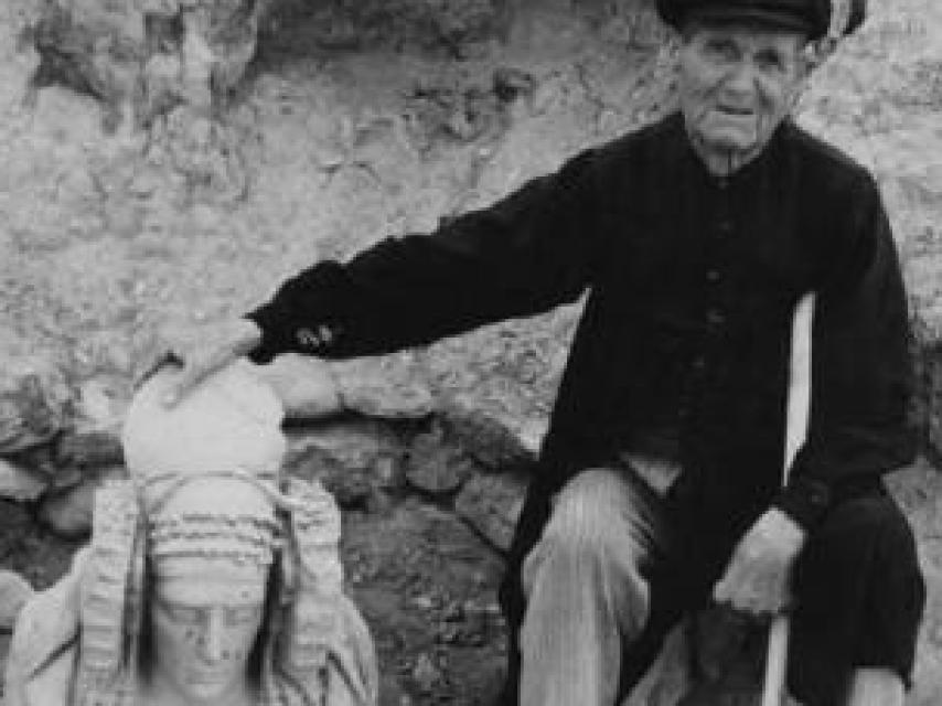 Manuel Campello, con una copia de la Dama en La Alcudia en los años 60.