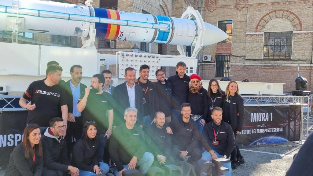 El equipo de PLD posa junto al cohete.