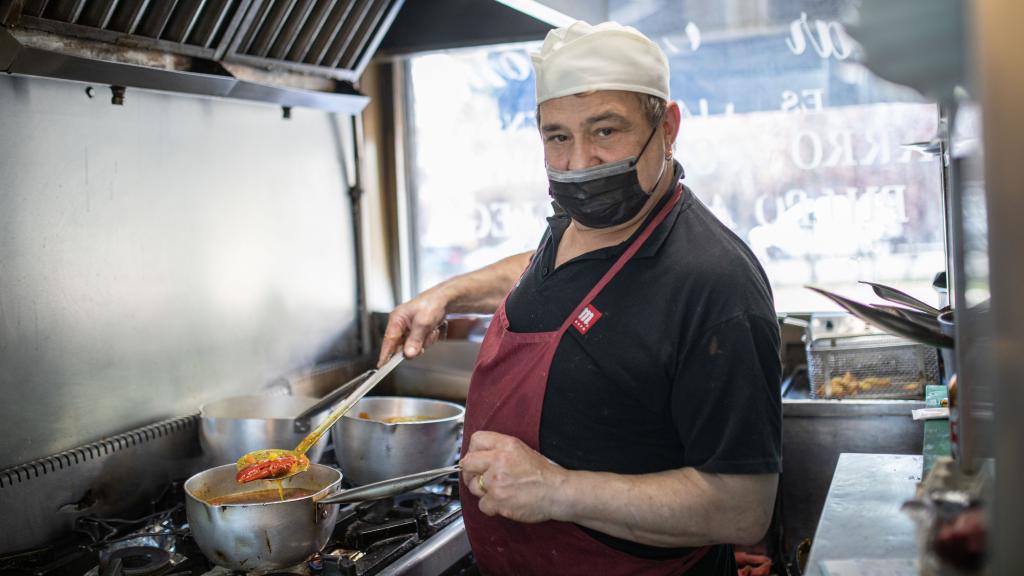 El cocinero prepara el preciado plato.