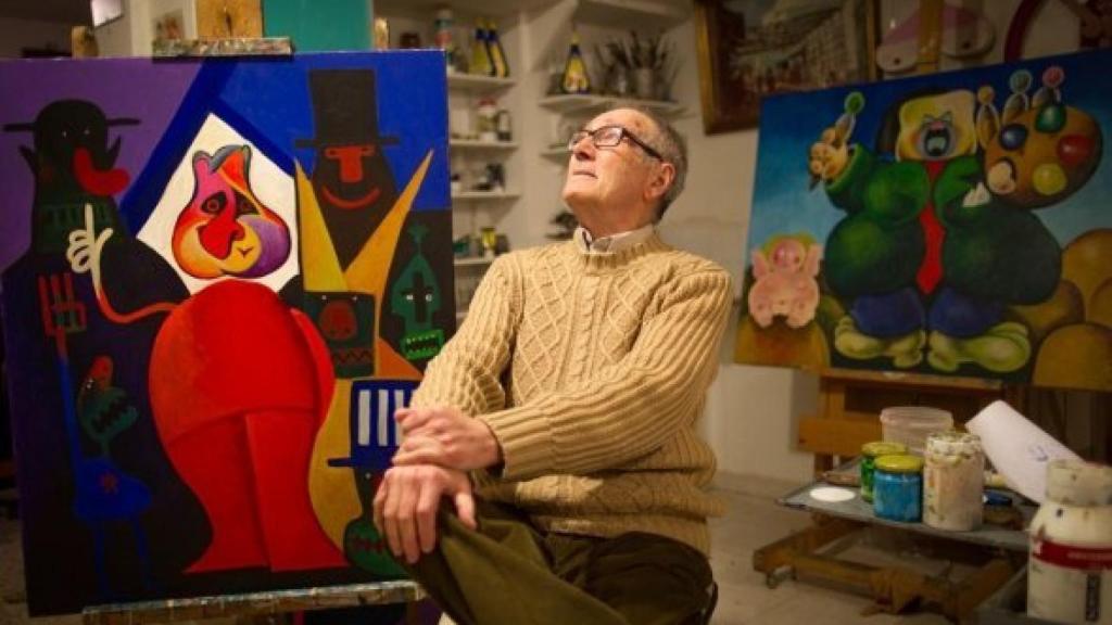 Vázquez de Sola con dos de sus cuadros en una imagen de archivo.