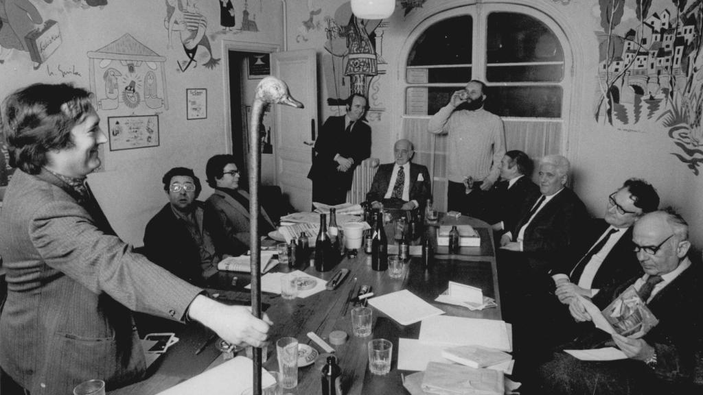 Vázquez de Sola, en primer plano y de pie, en la redacción de 'Le Canard'