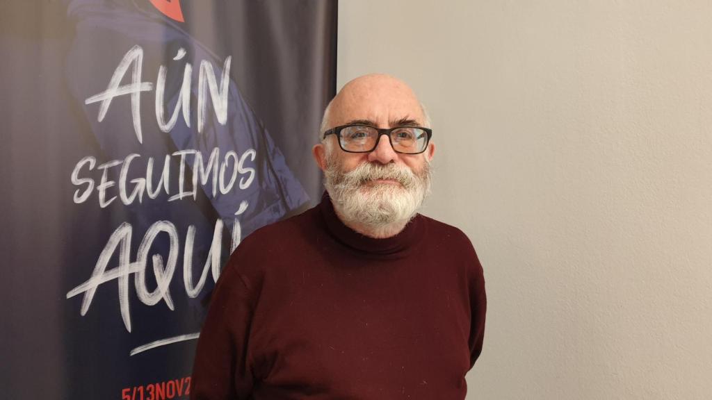 Guillermo Heras, ante el cartel de la Muestra de Teatro con el lema 'Aún seguimos aquí'.