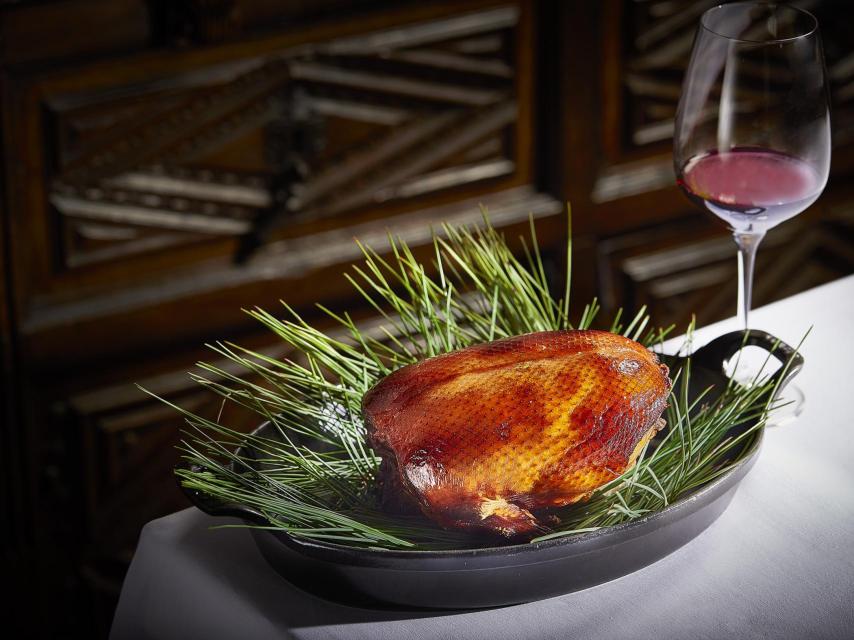 Parro asado, mostaza encurtida, fresa y cebolla