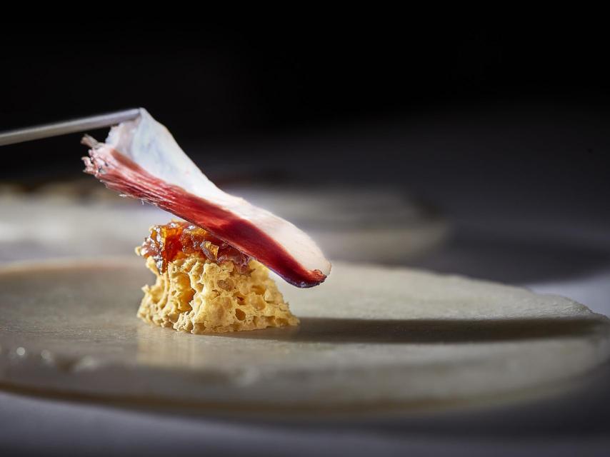 Foie aireado, chutney de sofrito y jamón de pato ahumado