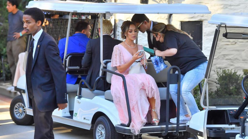 Algunos invitados han llegado en carritos como los que se usan en el golf.