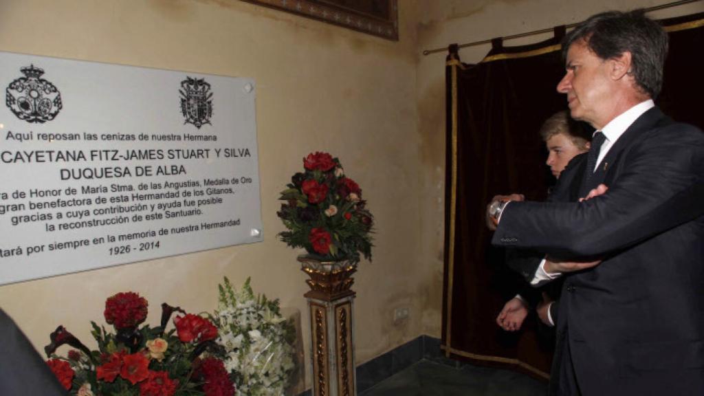Cayetano en una imagen de archivo frente a la tumba de su madre ubicada en la iglesia de los Gitanos.