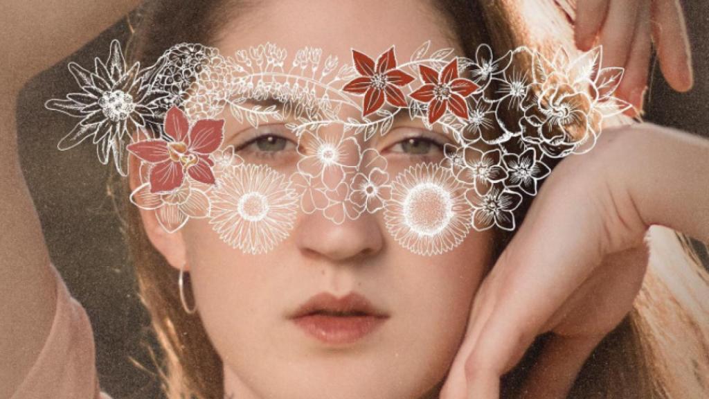 Ainoa Buitrago en la portada de su disco.