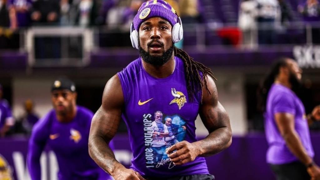 Dalvin Cook en un calentamiento con los Minnesota Vikings