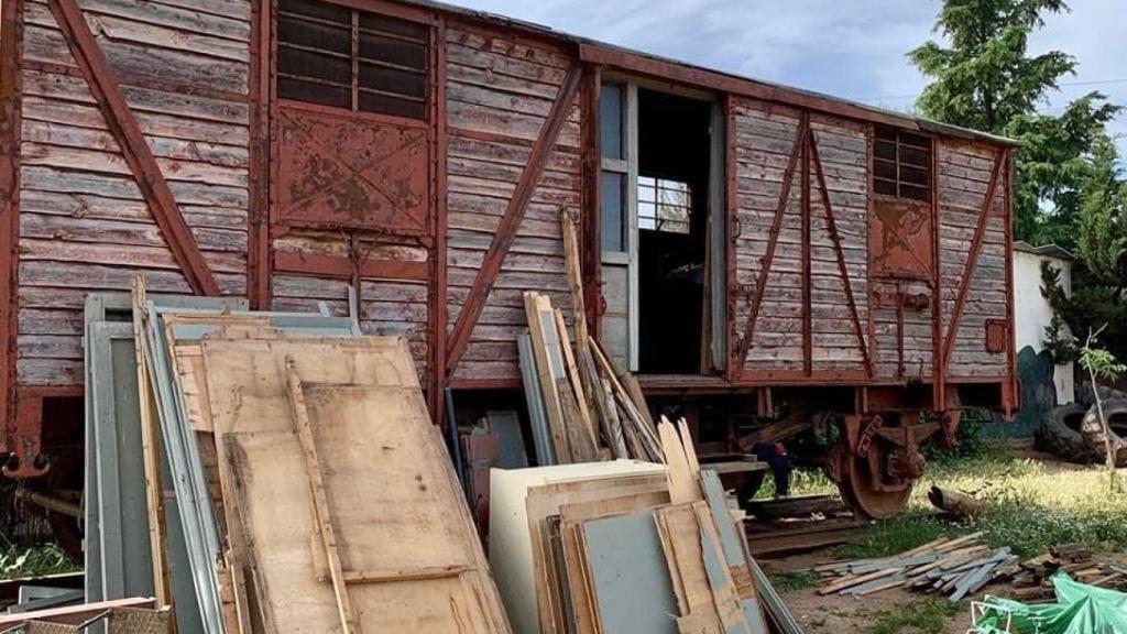 El vagón de tren antes de ser reconvertido en biblioteca.