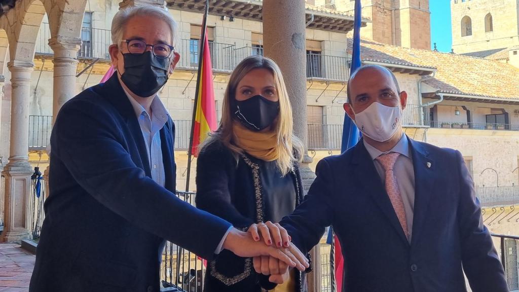 Antonio Fernández-Galiano, María Jesús Merino y Pablo Bellido, de izquierda a derecha.