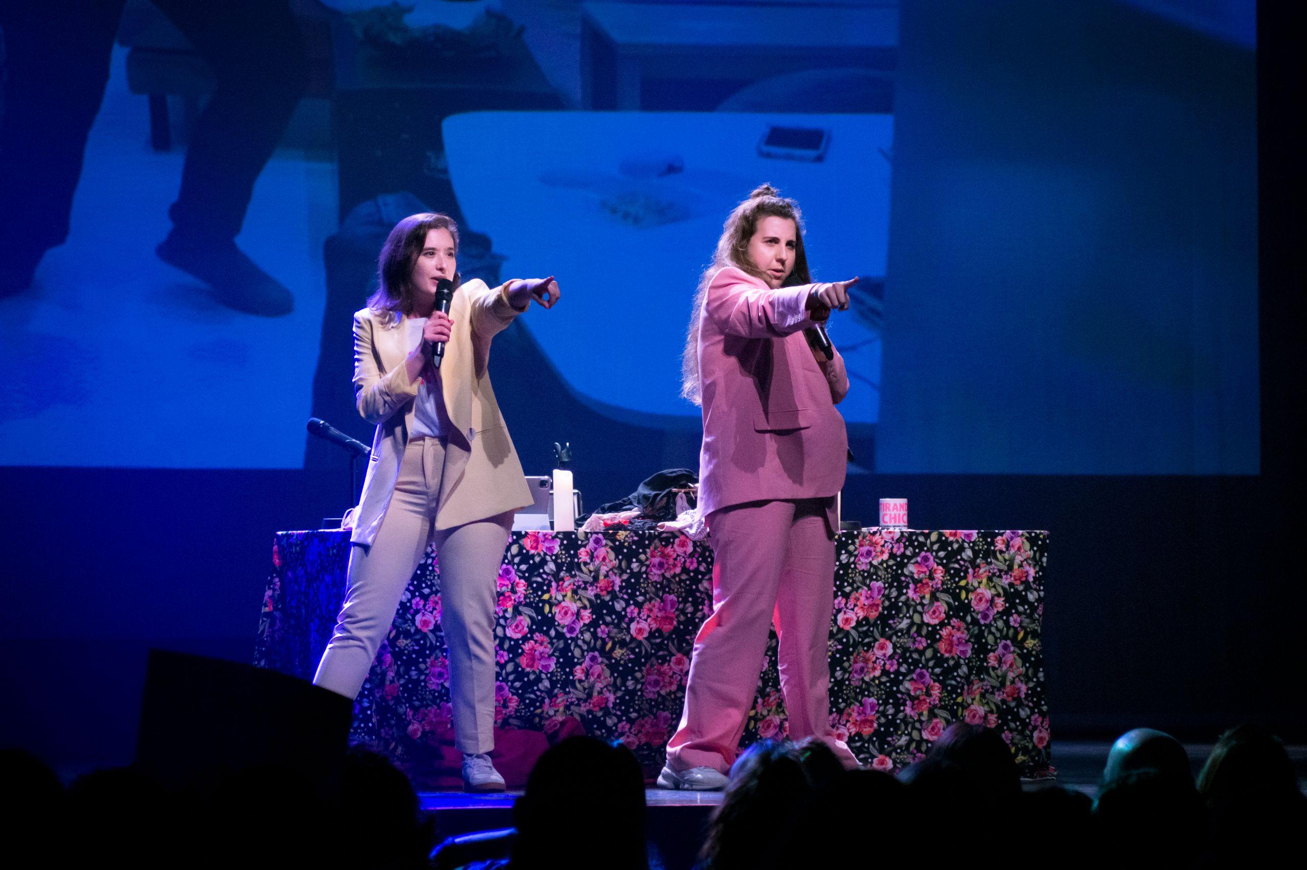 Carolina Iglesias junto a Victoria Martín en un momento de su show en directo(Foto: Susana Novo)