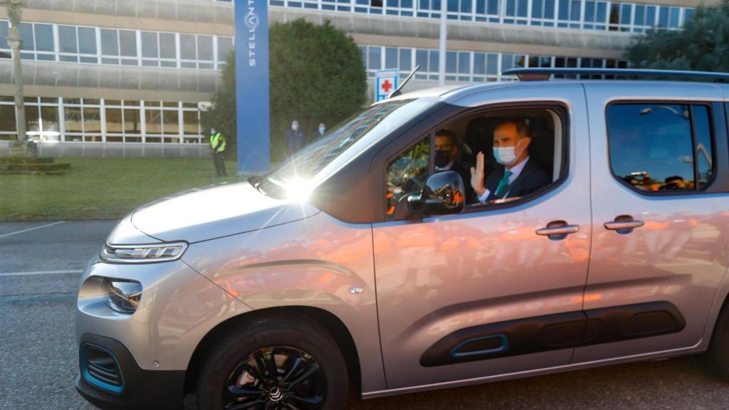 El Rey Felipe VI al volante de una furgoneta Berlingo eléctrica, durante su visita a la planta de Stellantis en Vigo con motivo del lanzamiento comercial de las furgonetas eléctricas de la factoría