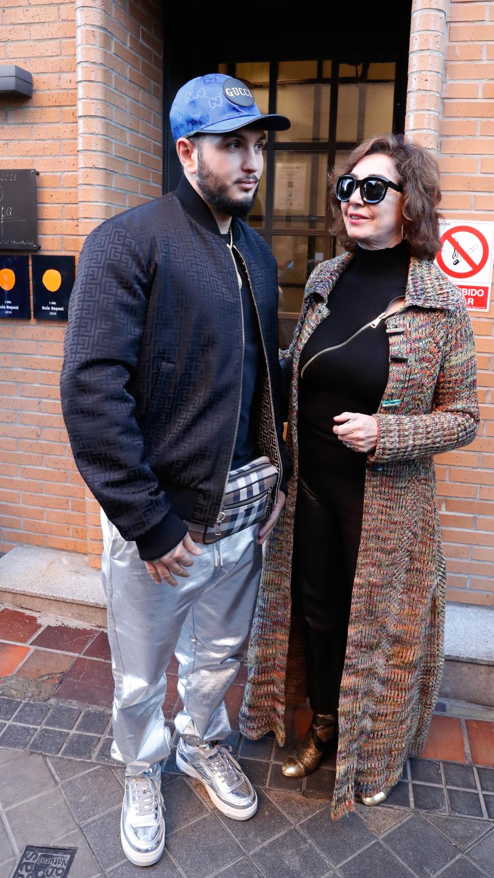 Quintana, muy sonriente, a la salida del restaurante junto a Omar Montes.