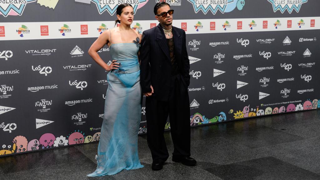 Los cantantes posando, cogidos de la mano, en Los 40 Music Awards.