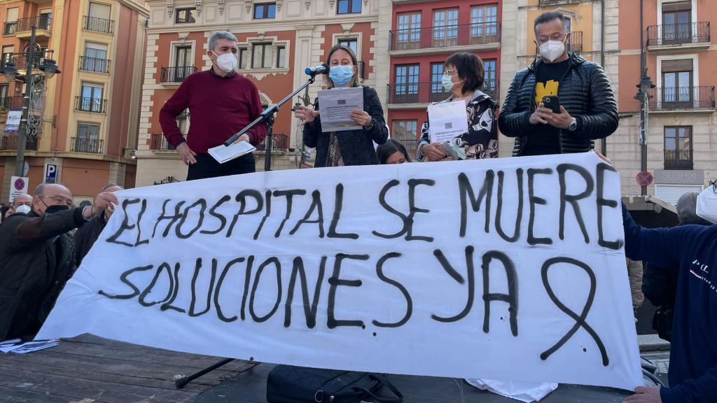 Los tres profesionales que han explicado las deficiencias.