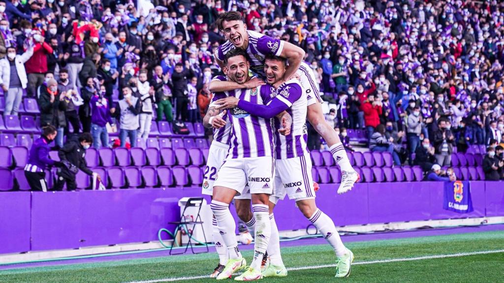 Los jugadores vallisoletanos festejan uno de sus goles