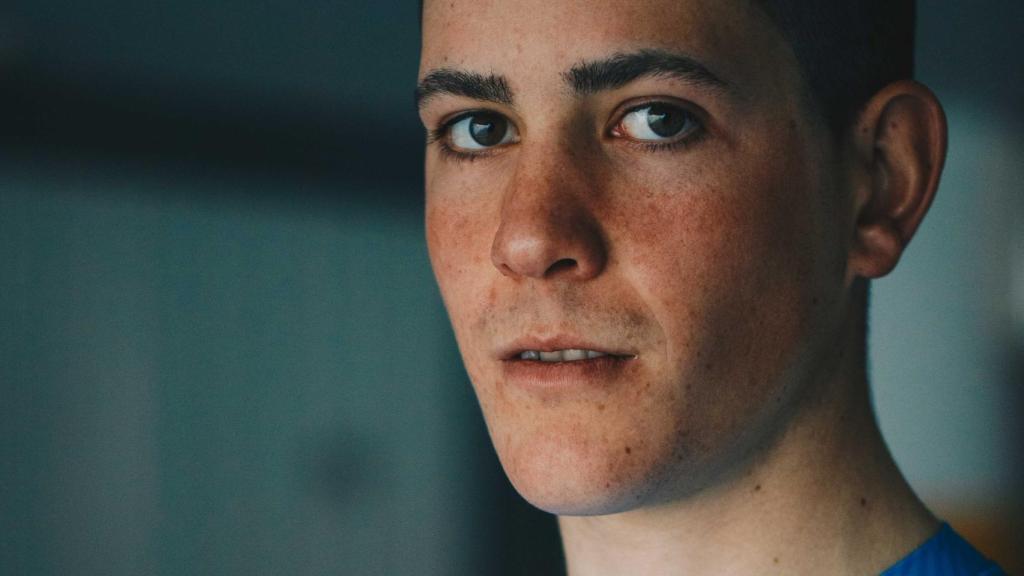 Arturo Grávalos posando con los colores del Eolo Kometa