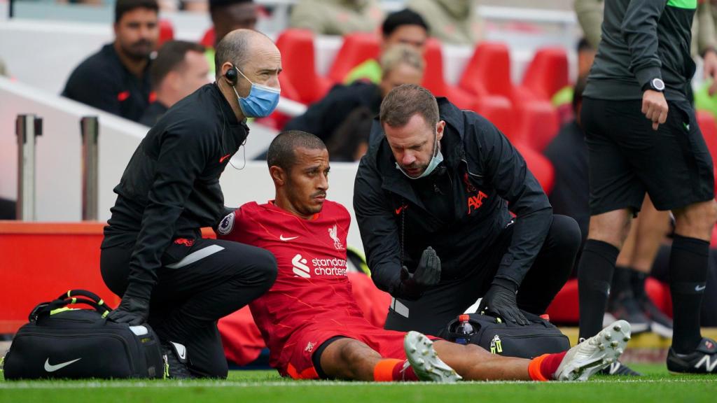 Thiago Alcantara atendido por los médicos del Liverpool