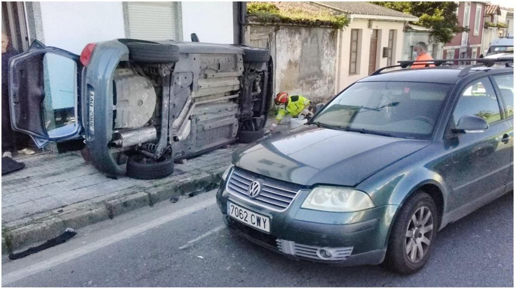Coches accidentados en la Avenida das Mariñas (Oleiros).